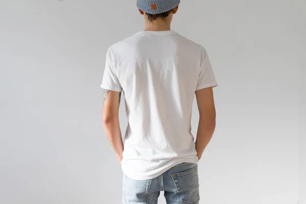 Νέοι hipster άνθρωπος σε άσπρο tshirt Εικόνα Αρχείου