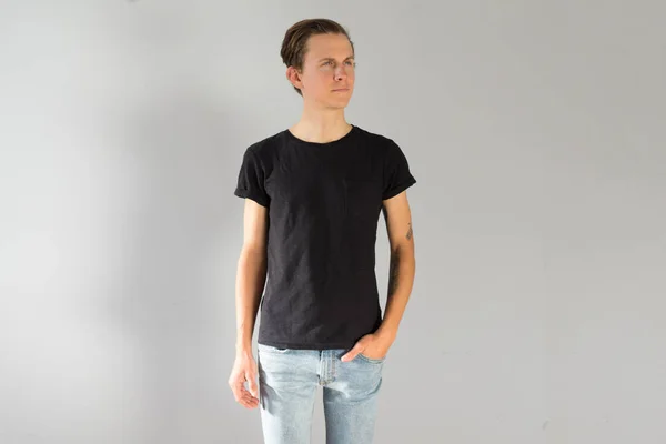 Νεαρός άνδρας στο μαύρο mockup tshirt Εικόνα Αρχείου