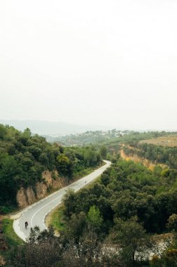 bisikletçi uzun dağ yolu tırmanıyor 