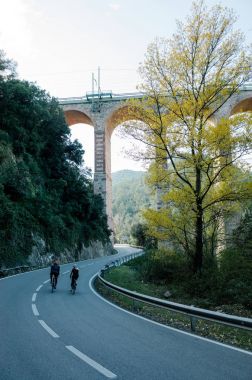 Çift bisiklet yolu köprüsü üzerinden