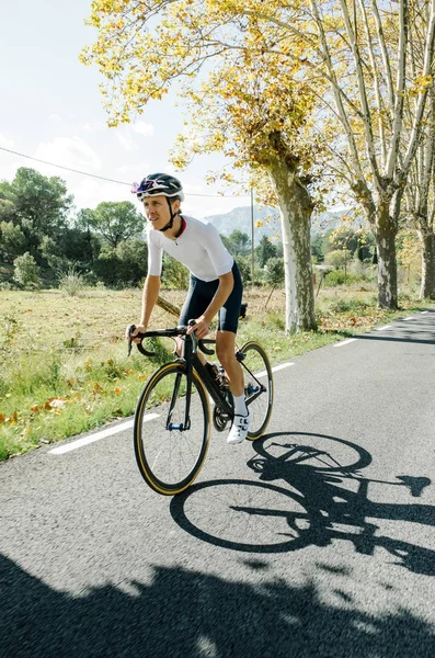 Fietser rijdt fiets door bomen — Stockfoto