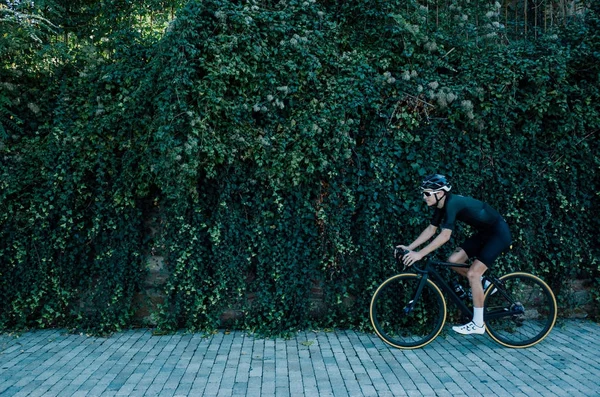 Αρσενικό ποδηλάτης μπροστά Μπους φύλλα Royalty Free Φωτογραφίες Αρχείου