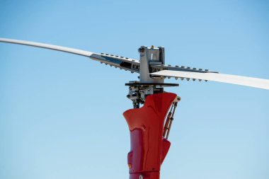 Arka planda mavi gökyüzü ile bir gyrocopter (autogyro, gyroplane, rotaplane, helikopter) pervane portre.