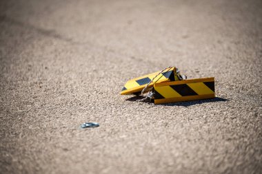 Uçak takozları iniş alanı kapatın.