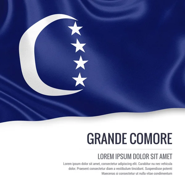 Bandera del estado comorano Grande Comore ondeando sobre un fondo blanco aislado . —  Fotos de Stock
