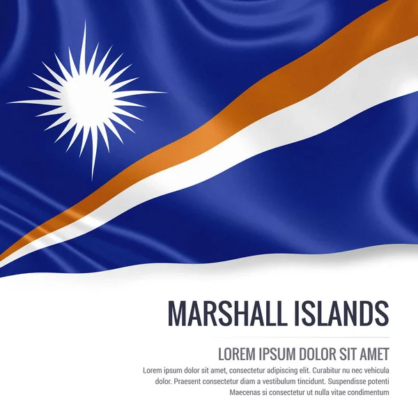 Bandiera delle Isole Marshall. Bandiera di seta delle Isole Marshall sventola su uno sfondo bianco isolato con l'area di testo bianco per il messaggio di annuncio. Rendering 3D . — Foto Stock