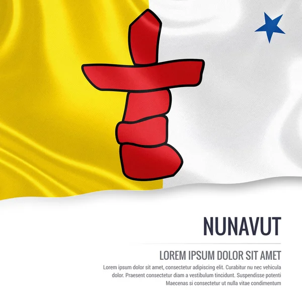 Bandera del estado canadiense de Nunavut ondeando sobre un fondo blanco aislado. Nombre del estado y área de texto de su mensaje . —  Fotos de Stock