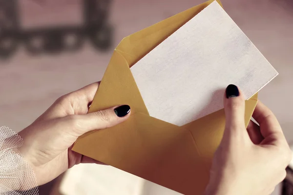 Primer plano del sobre de la abertura de la mano de la mujer con la tarjeta de visita de Mockup o la letra en blanco con Copyspace —  Fotos de Stock