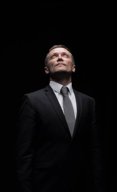 İzole ararken bir zarif yakışıklı iş adamı portresi