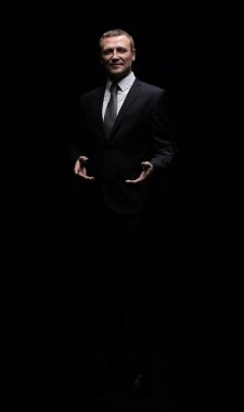 Siyah arka plan üzerine izole yakışıklı olgun iş adamı