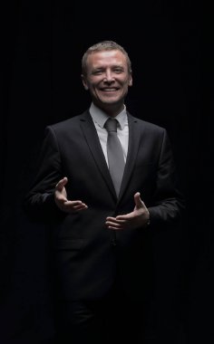 Siyah arka plan üzerine izole yakışıklı olgun iş adamı