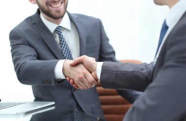 Sonra iyi bir anlaşma tokalaşırken iş adamları