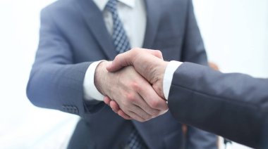 Sonra iyi bir anlaşma tokalaşırken iş adamları