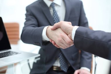 Sonra iyi bir anlaşma tokalaşırken iş adamları