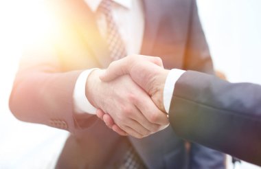 Sonra iyi bir anlaşma tokalaşırken iş adamları