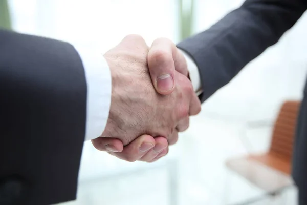 Pessoas de negócios apertando as mãos depois de um bom negócio — Fotografia de Stock