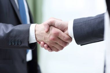 Sonra iyi bir anlaşma tokalaşırken iş adamları