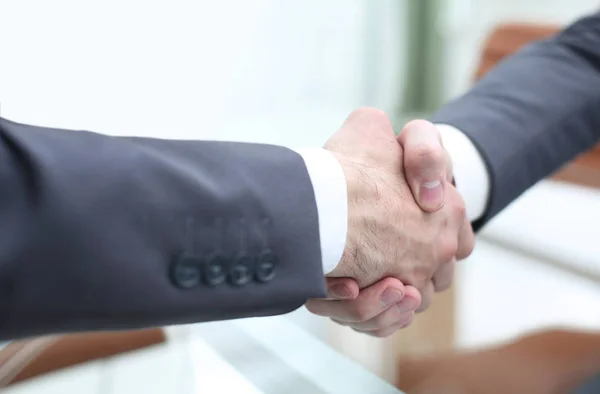 Pessoas de negócios apertando as mãos depois de um bom negócio — Fotografia de Stock