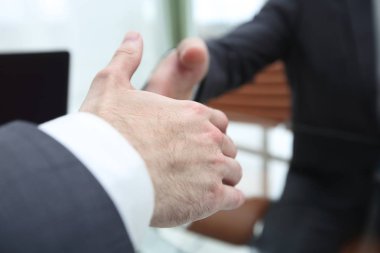 Sonra iyi bir anlaşma tokalaşırken iş adamları