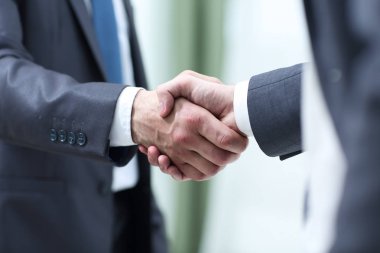 Sonra iyi bir anlaşma tokalaşırken iş adamları