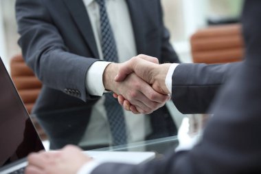 Sonra iyi bir anlaşma tokalaşırken iş adamları