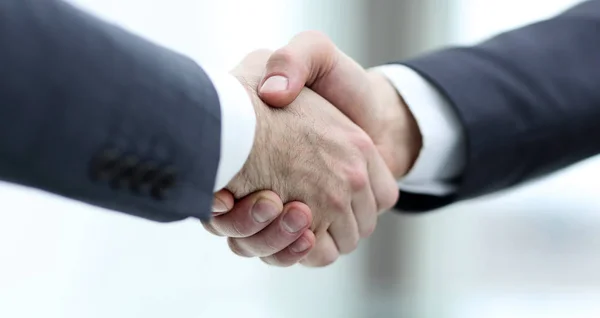Gente de negocios dándose la mano después de un buen trato — Foto de Stock