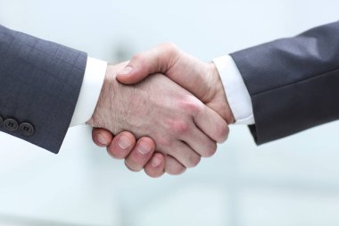 Sonra iyi bir anlaşma tokalaşırken iş adamları