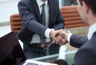 Sonra iyi bir anlaşma tokalaşırken iş adamları