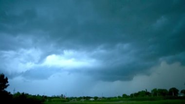Gök gürültüsü şehir çiftliği alır. Thunderclouds. Mavi fırtına bulutu. Fırtına. Şimşek yanıp söner