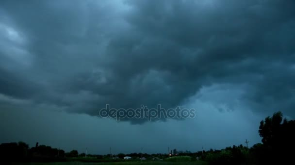 Mennydörgés átfordul a város farm. Thunderclouds. Kék vihar felhő. Vihar. Villám — Stock videók