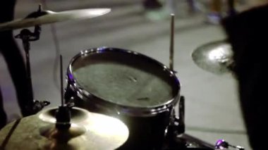 Adam adam şehrin gece parkta bateri çalıyor. Şok portre. Güzel parlama kazasında binmek Merhaba-şapka