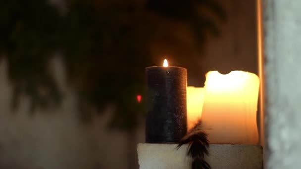 Primer plano de velas amarillas con fondo oscuro — Vídeos de Stock