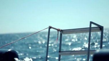 Gemi merdiven close-up. Mavi deniz arka plan