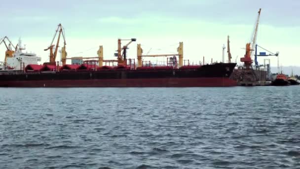 Логистика и транспортировка грузовых судов и грузовых контейнеров для логистики — стоковое видео