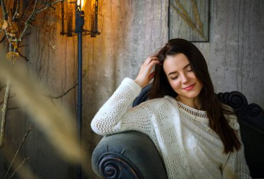 nazik kız Vintage içinde poz