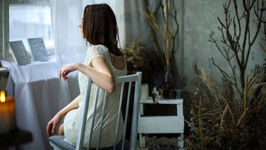 nazik kız arkadan vintage görünümünde poz