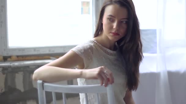 Sanftes Mädchen posiert Pumpe in vintage — Stockvideo