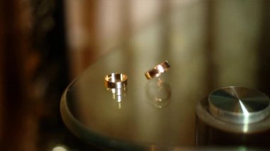 Alyans bir döne döne içinde dans