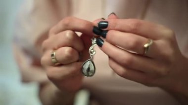 Takı elinde bir kadın geçer.