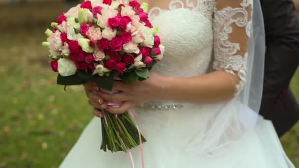 花嫁の素敵な結婚式の花束手 — ストック動画