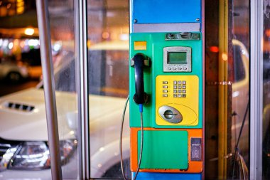 Renkli sokak telefon.