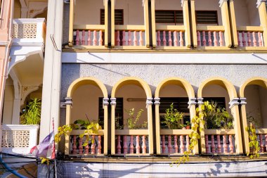 Balkon ile bina Tay.