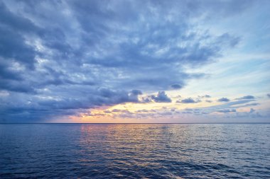 Bulutlu deniz manzarası