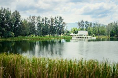 Beyaz Saray Gölü kıyısında.