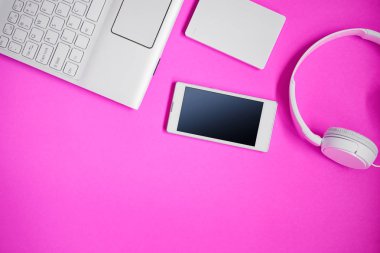 Farklı nesneler üzerinde pembe  