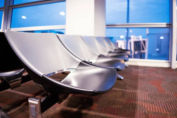 Banc dans le terminal de l'aéroport . — Photo