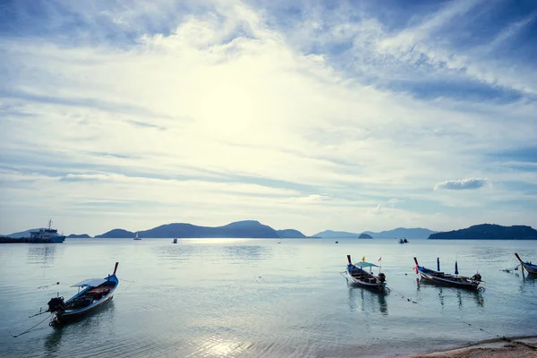 Традиційні Таїланд довгий хвіст човни — стокове фото