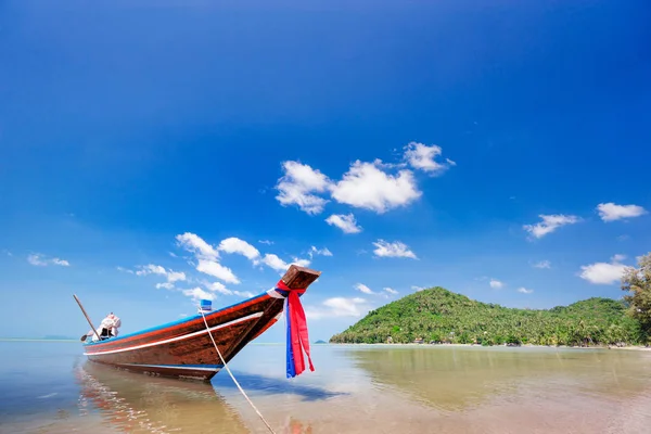 Barco de cola larga en mar claro — Foto de Stock