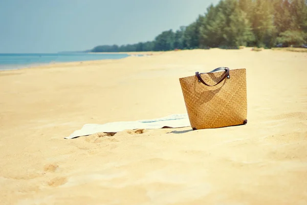 Bolsa de praia na areia — Fotografia de Stock