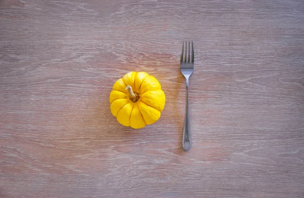 Calabaza amarilla con tenedor — Foto de Stock